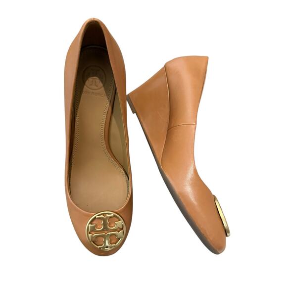 Tory Burch Chelsea Tan Leather Wedge Heel Gold Logo Pumps Size 6 - Picture 6 of 11